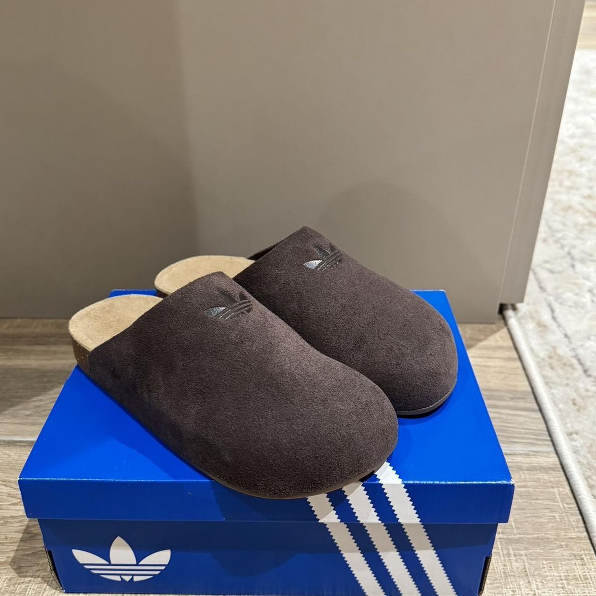Pantoufles adidas beige