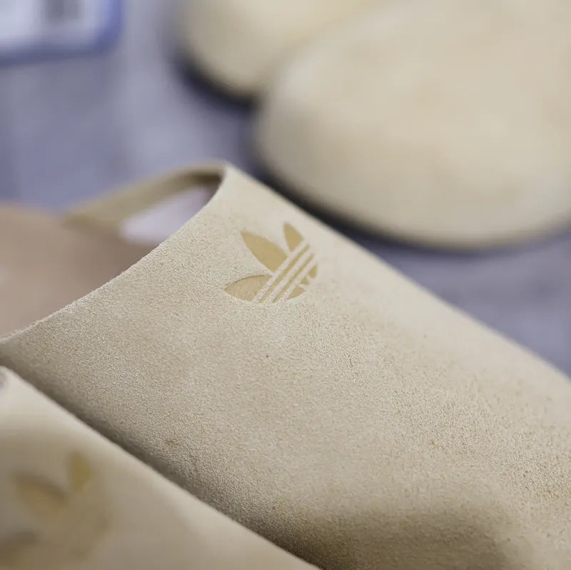 Pantoufles adidas beige